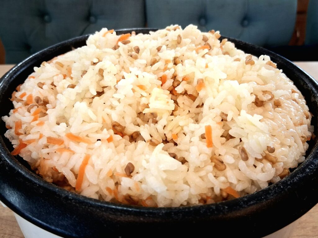 Fluffy short-grain rice steamed with fenugreek seeds and grated carrot.